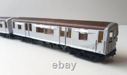 00 gauge RTR London Transport R Stock three car set