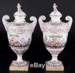 Decor Art Capo di Monte Porcelain Set of two vases in the shape of amphorae
