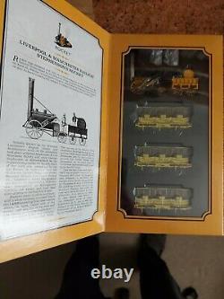 NEW Hornby R3810 Stephenson's Rocket Train Pack + Two L&MR Coaches R40141 SET 2