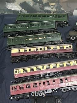 Set Of 00 Gauge Trains And Carriages and extras. Please See Description
