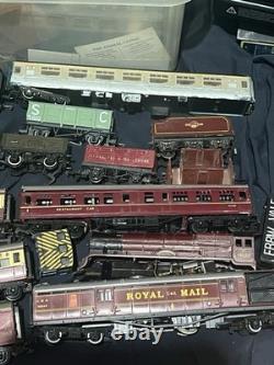 Set Of 00 Gauge Trains And Carriages and extras. Please See Description