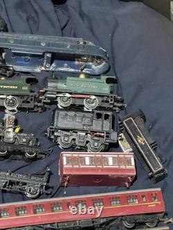 Set Of 00 Gauge Trains And Carriages and extras. Please See Description