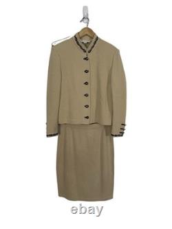 St. John Santana Knit Skirt Suit Set Size 6 Beige Logo Buttons Luxury Old Money