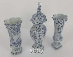 Ancien ensemble de garniture bleu et blanc de Delft avec deux vases et une urne à couvercle, extrêmement rare 3