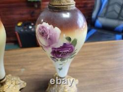 Ancien vase à aiguière de cheminée victorienne en verre peint à la main avec des roses - Ensemble de deux