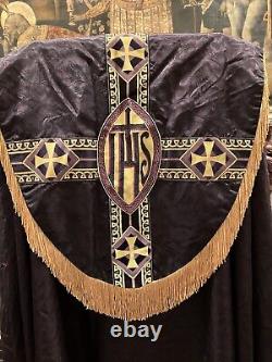 Anciens ornements liturgiques catholiques en ensemble de 4 pièces : chape, chasuble et deux dalmatiques