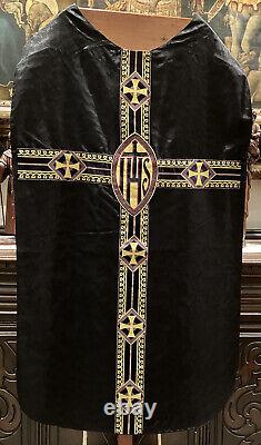 Anciens ornements liturgiques catholiques en ensemble de 4 pièces : chape, chasuble et deux dalmatiques