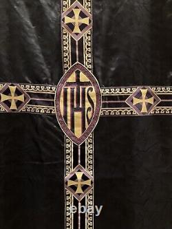 Anciens ornements liturgiques catholiques en ensemble de 4 pièces : chape, chasuble et deux dalmatiques