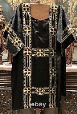 Anciens ornements liturgiques catholiques en ensemble de 4 pièces : chape, chasuble et deux dalmatiques