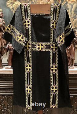 Anciens ornements liturgiques catholiques en ensemble de 4 pièces : chape, chasuble et deux dalmatiques