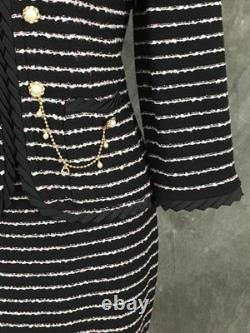 BEAU ensemble jupe en tricot multicolore bleu noir rose perle de la collection St John taille 4