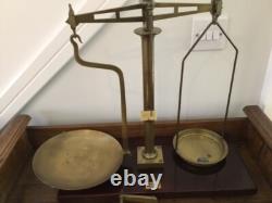 Balances en laiton vintage S Maw Son and Sons, très collectables, deux ensembles de poids en laiton. Balances en laiton vintage S Maw Son and Sons, très collectables, deux ensembles de poids en laiton.