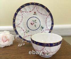 Bol à thé et soucoupe en porcelaine de Derby couronnée antique de 1778, peints à la main avec des motifs floraux et bordure cobalt