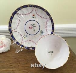 Bol à thé et soucoupe en porcelaine de Derby couronnée antique de 1778, peints à la main avec des motifs floraux et bordure cobalt