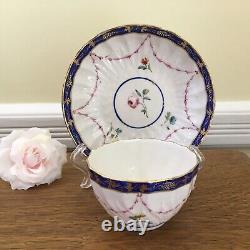 Bol à thé et soucoupe en porcelaine de Derby couronnée antique de 1778, peints à la main avec des motifs floraux et bordure cobalt