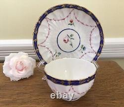 Bol à thé et soucoupe en porcelaine de Derby couronnée antique de 1778, peints à la main avec des motifs floraux et bordure cobalt