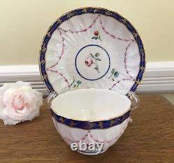 Bol à thé et soucoupe en porcelaine de Derby couronnée antique de 1778, peints à la main avec des motifs floraux et bordure cobalt