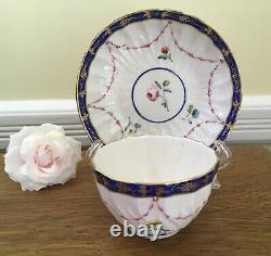 Bol à thé et soucoupe en porcelaine de Derby couronnée antique de 1778, peints à la main avec des motifs floraux et bordure cobalt