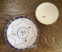 Bol à thé et soucoupe en porcelaine de Derby couronnée antique de 1778, peints à la main avec des motifs floraux et bordure cobalt