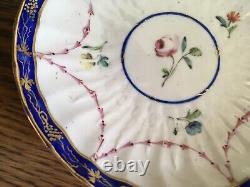 Bol à thé et soucoupe en porcelaine de Derby couronnée antique de 1778, peints à la main avec des motifs floraux et bordure cobalt