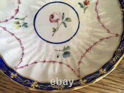 Bol à thé et soucoupe en porcelaine de Derby couronnée antique de 1778, peints à la main avec des motifs floraux et bordure cobalt