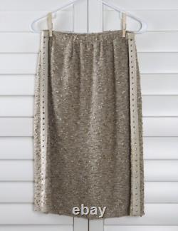 COLLECTION ST. JOHN Ensemble de top et jupe en tweed clouté 2 pièces à 1890 $ Taille 4