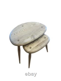 Collection Ercol Pebble, ensemble de deux tables gigognes en finition chêne teinté frêne, L49 cm P34 cm, prix public conseillé 620 £