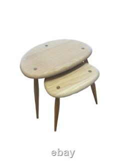 Collection Ercol Pebble, ensemble de deux tables gigognes en frêne clair, L49 cm P34 cm, prix public conseillé 620 £