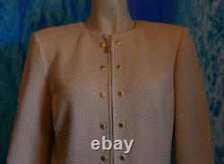 Collection ST JOHN Veste et jupe en maille beige, taille L 10, ensemble 2 pièces, boutons dorés, col rond