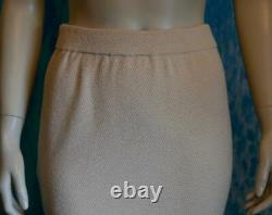 Collection ST JOHN Veste et jupe en maille beige, taille L 10, ensemble 2 pièces, boutons dorés, col rond Collection ST JOHN Veste et jupe en maille beige, taille L 10, ensemble 2 pièces, boutons dorés, col rond