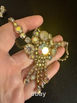 Collier au design vintage unique avec deux paires de boucles d'oreilles à clip et un collier.