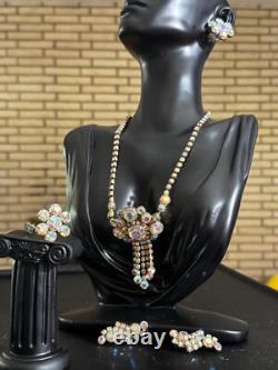 Collier au design vintage unique avec deux paires de boucles d'oreilles à clip et un collier.