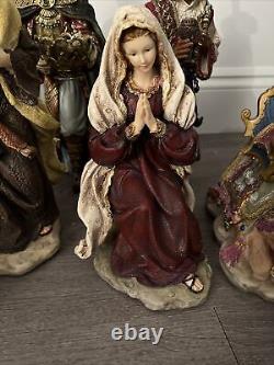 Crèche en céramique avec 12 figurines : Marie, Joseph, Jésus enfant, 3 Rois mages et deux chameaux