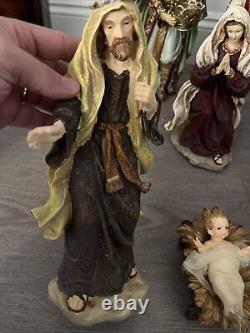 Crèche en céramique avec 12 figurines : Marie, Joseph, Jésus enfant, 3 Rois mages et deux chameaux
