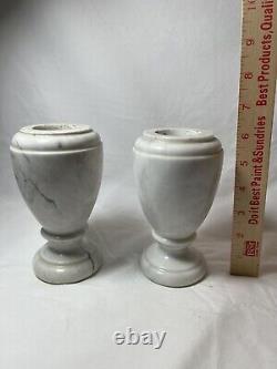 Deux petits vases funéraires en marbre italien poli, hauteur 6 pouces, ensemble