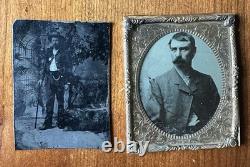 Deux photographies originales anciennes en fer-blanc d’un policier shérif portant un insigne et du hors-la-loi BLACK BART