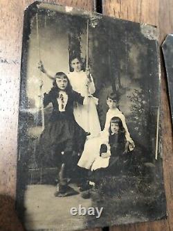 Deux photos au tintype des années 1800 incluant des filles en groupe en extérieur