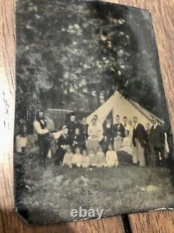 Deux photos au tintype des années 1800 incluant des filles en groupe en extérieur