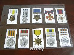 Deux séries originales de vingt-cinq cartes cigarettes Mitchell : Médailles et Rubans de l'Armée.
