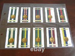 Deux séries originales de vingt-cinq cartes cigarettes Mitchell : Médailles et Rubans de l'Armée.