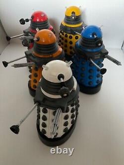 Docteur Who - Ensemble de 5 modèles de la gamme Dalek avec deux télécommandes / voix. Non emballé. 5,5 pouces.