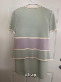 Ensemble Cardigan/Jupe en Tricot Santana de la Collection St. John Violet Clair/Minthe Taille S