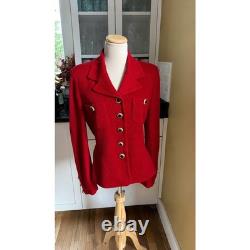 Ensemble blazer et jupe en maille Santana rouge de la collection St. John, boutons en émail doré, taille 8
