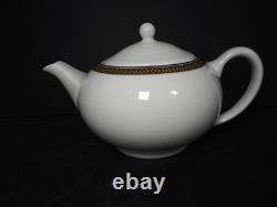 Ensemble complet de thé Wedgwood Cunard pour deux, théière, pichet, pot à sucre, tasses et sous-tasses.