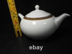 Ensemble complet de thé Wedgwood Cunard pour deux, théière, pichet, pot à sucre, tasses et sous-tasses.