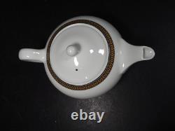 Ensemble complet de thé Wedgwood Cunard pour deux, théière, pichet, pot à sucre, tasses et sous-tasses.