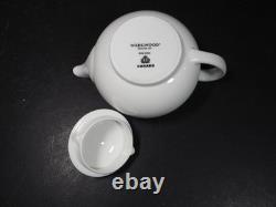 Ensemble complet de thé Wedgwood Cunard pour deux, théière, pichet, pot à sucre, tasses et sous-tasses.