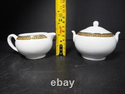 Ensemble complet de thé Wedgwood Cunard pour deux, théière, pichet, pot à sucre, tasses et sous-tasses.