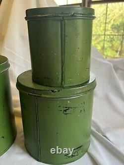 Ensemble de boîtes de conserve en métal galvanisé vert à charnière de style rustique de ferme pour deux personnes.