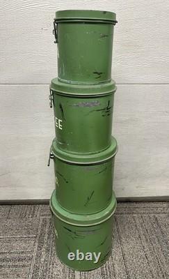 Ensemble de boîtes en métal galvanisé vert avec charnière, rustique et usé, pour deux personnes.